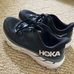 black hoka clifton 7
